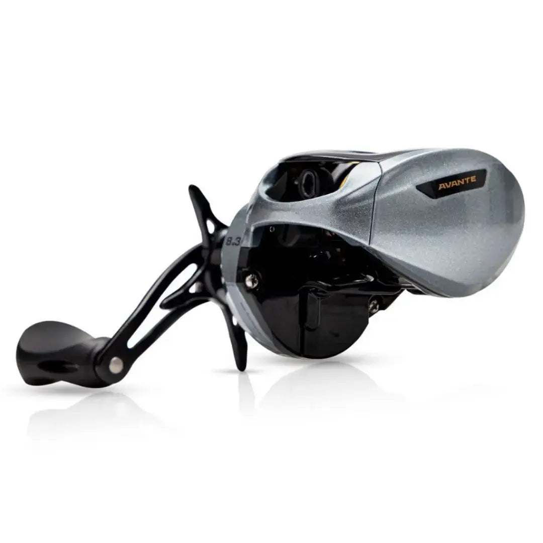 Vista da lateral esquerda da Carretilha Maruri Avante Slim com a sua manivela na mão direita