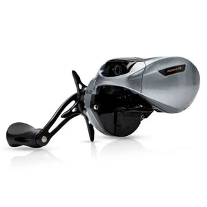 Vista da lateral esquerda da Carretilha Maruri Avante Slim com a sua manivela na mão direita