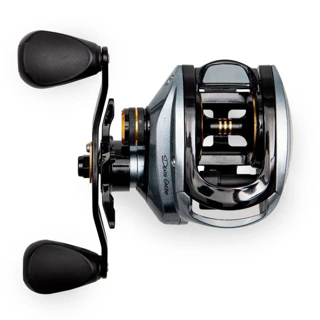 Vista superior da Carretilha Maruri Avante Slim mostrando o carretel e a manivela na mão direita