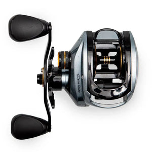 Vista superior da Carretilha Maruri Avante Slim mostrando o carretel e a manivela na mão direita