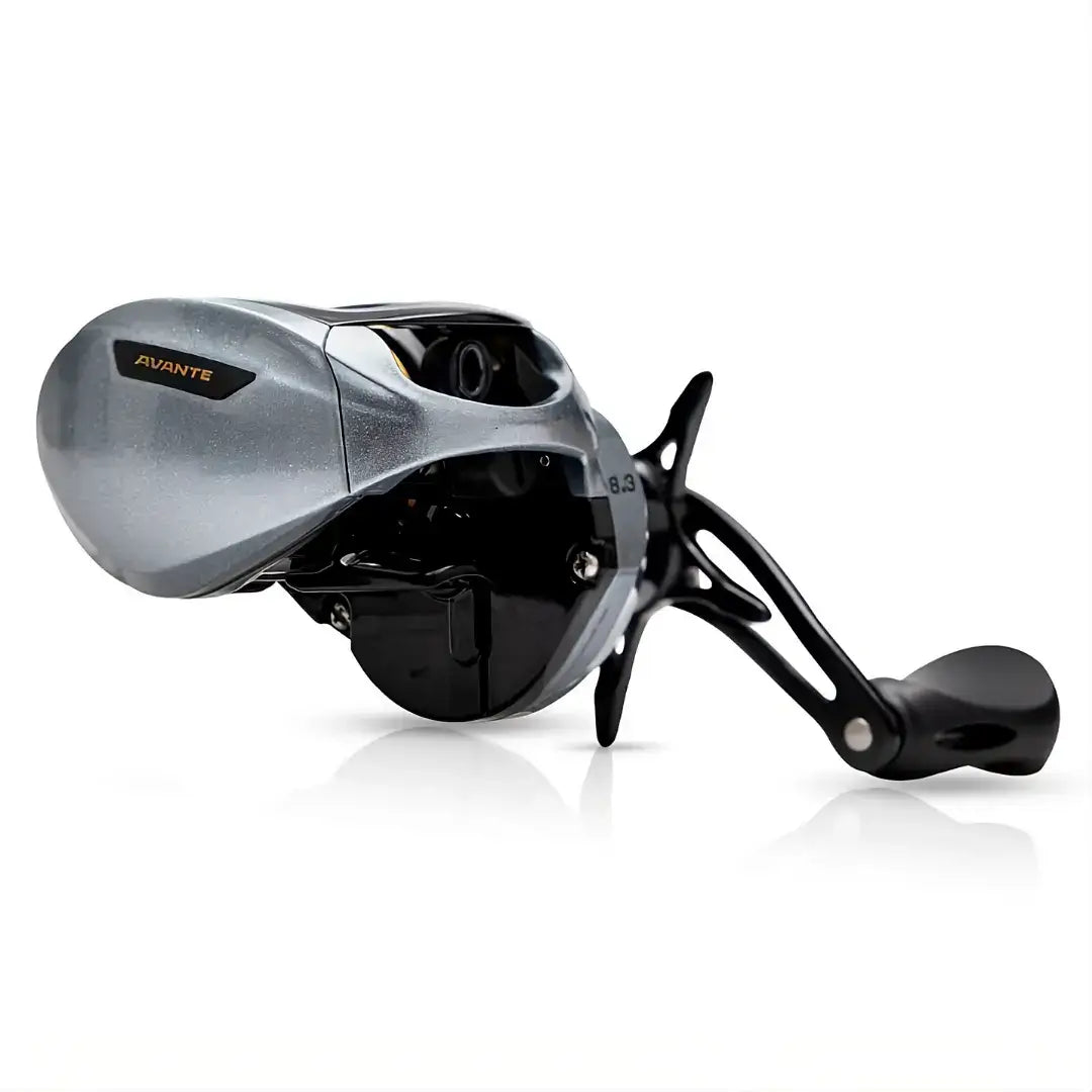 Vista da lateral direita da Carretilha Maruri Avante Slim com a sua manivela na mão esquerda