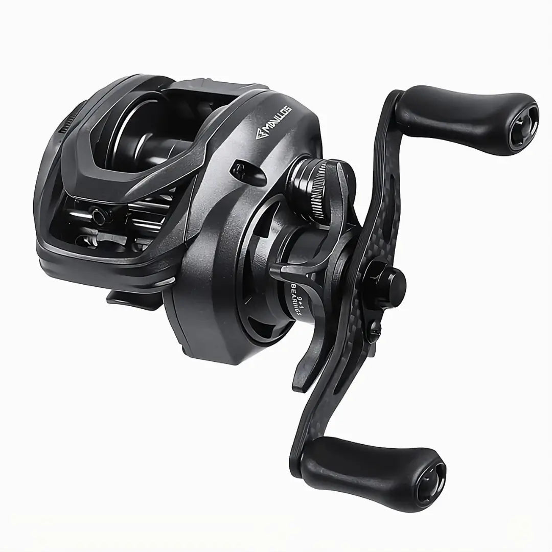 Carretilha Mavllos Resolute com a manivela do lado esquerdo e com sua estrela e seu freio em destaque