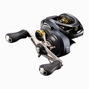 Vista na diagonal direita da Carretilha Shimano Curado, com sua manivela e sua estrela para fricção em foco, também é possível ver seu ajuste fino na lateral da carretilha