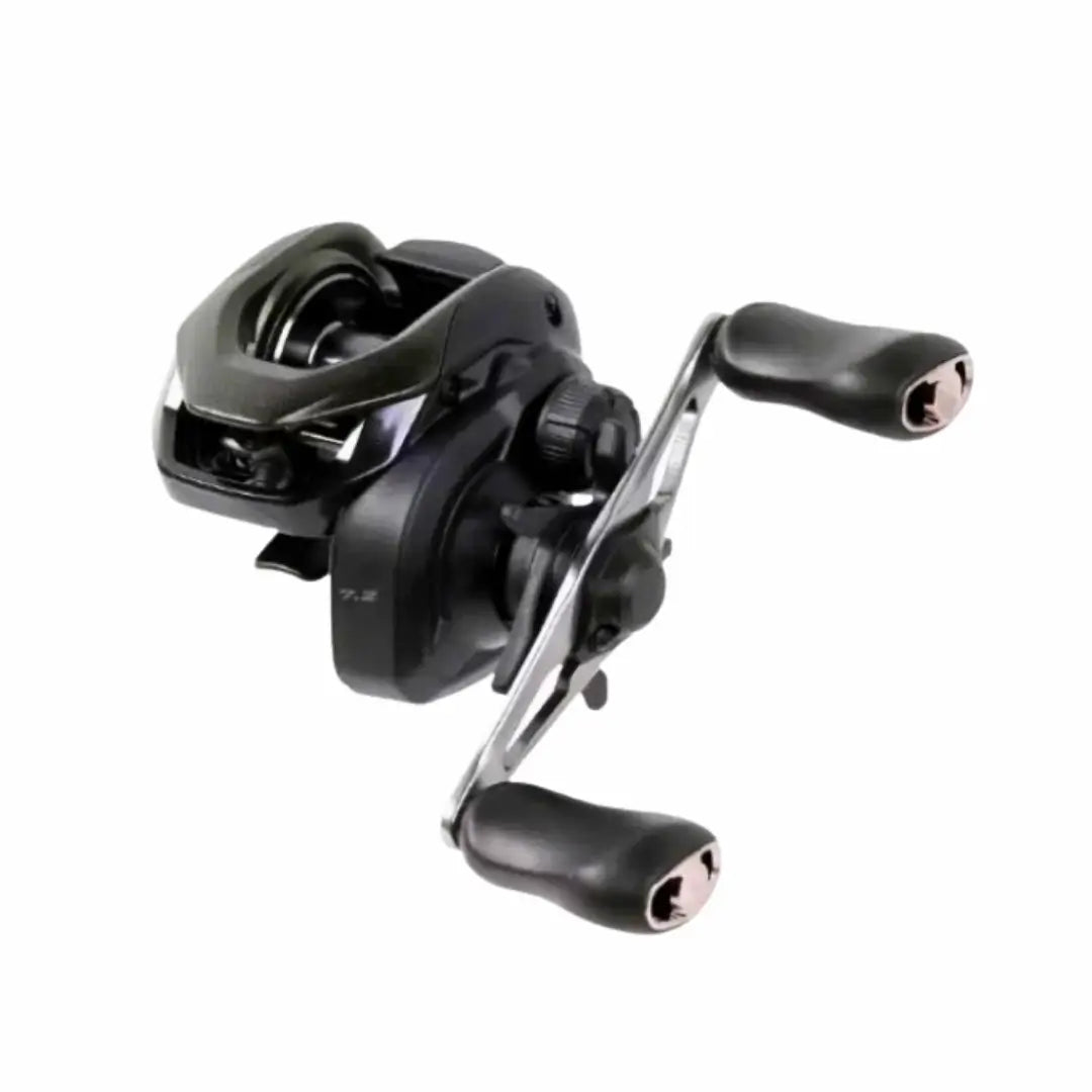 Carretilha Shimano New Caius HG do lado direito, com sua manivela na mão direita