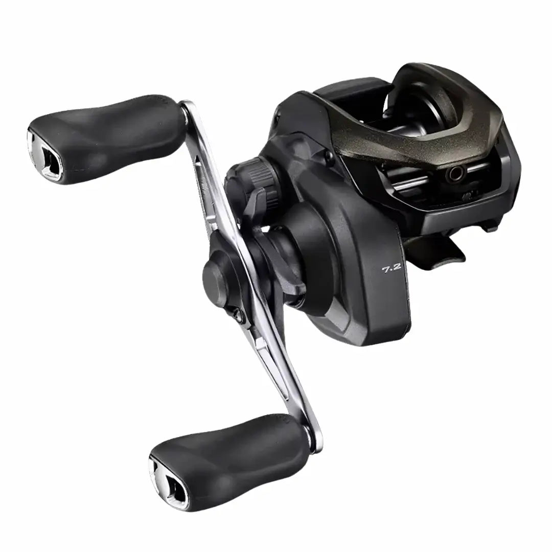 Carretilha da Shimano New Caius HG do lado esquerdo e sua manivela na mão direita