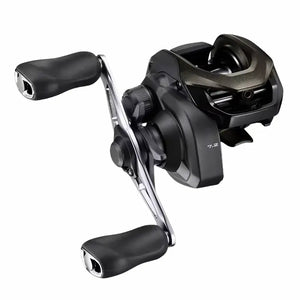 Carretilha da Shimano New Caius HG do lado esquerdo e sua manivela na mão direita