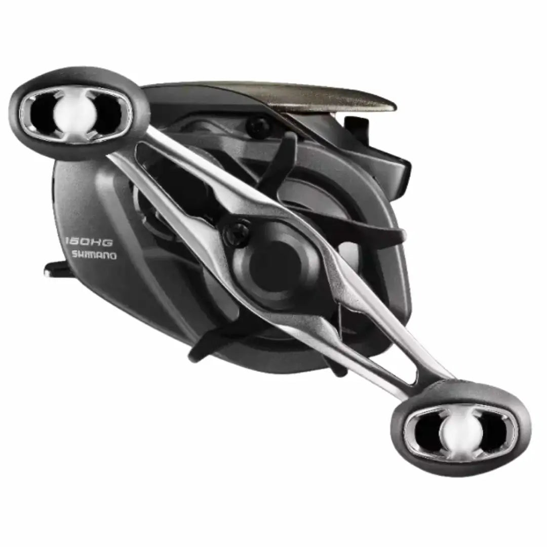 Carretilha da Shimano New Caius HG com a manivela na mão direita em destaque