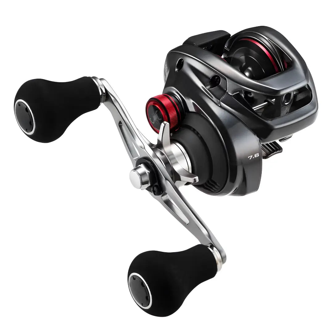 A Carretilha Shimano Scorpion vista na diagonal direita, com sua manivela alongada e seus pegadores emborrachados em foco, ao fundo tem seu ajuste fino e seu guia de linha