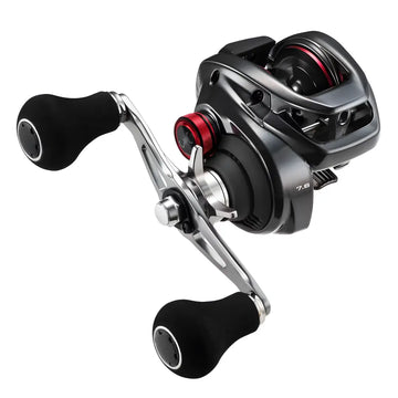A Carretilha Shimano Scorpion vista na diagonal direita, com sua manivela alongada e seus pegadores emborrachados em foco, ao fundo tem seu ajuste fino e seu guia de linha