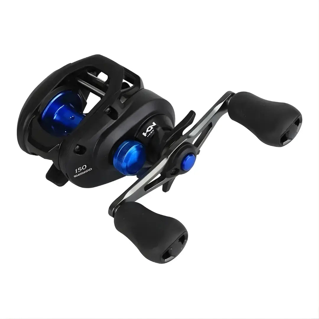 A Carretilha Shimano SLX sendo mostrada na diagonal, com seus detalhes em azul em destaque