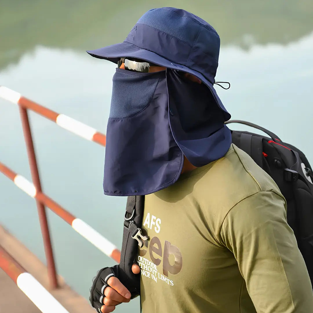 Pescador visto de lado usando o Chapéu de Pesca Expedition na cor azul escuro, com destaque para seu cordão regulável na parte de trás da cabeça