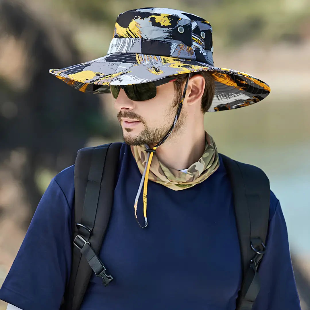 Chapéu de Pesca Urban Camo amarelo usado por pescador em vista lateral