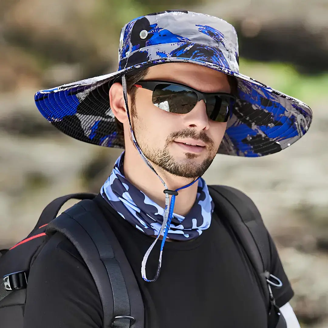 Chapéu de Pesca Urban Camo azul visto de frente em pescador com óculos de sol