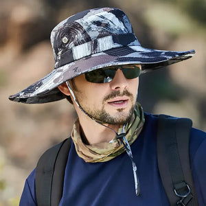 Chapéu de Pesca Urban Camo cinza em pescador mostrando a aba larga e estampa abstrata
