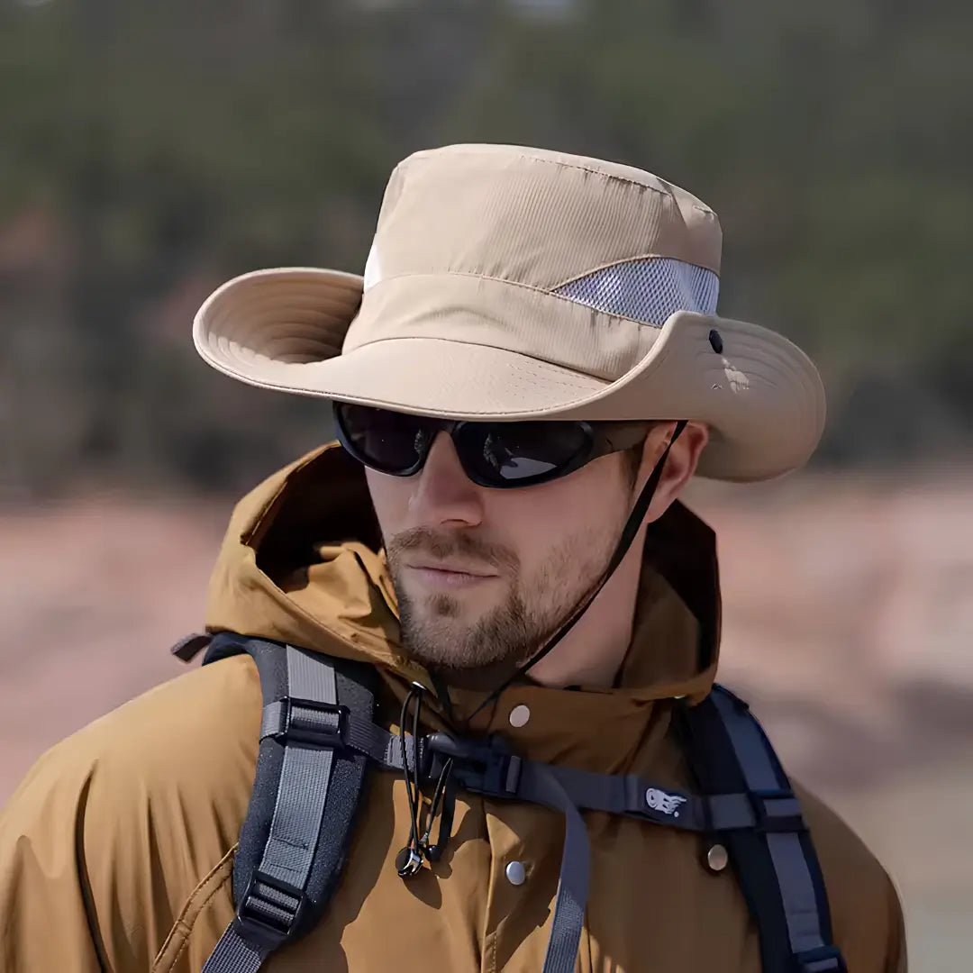Um pescador usando o Chapéu de Pesca Zanter Air Field na cor caqui, ele está sendo exibido de frente, com sua aba dobrada e sua tela lateral em destaque