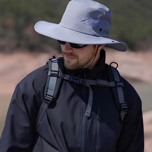 Chapéu de Pesca Zanter Air Field cinza usado por um pescador com óculos escuros, o destaque do chapéu é em sua tela lateral ventilada