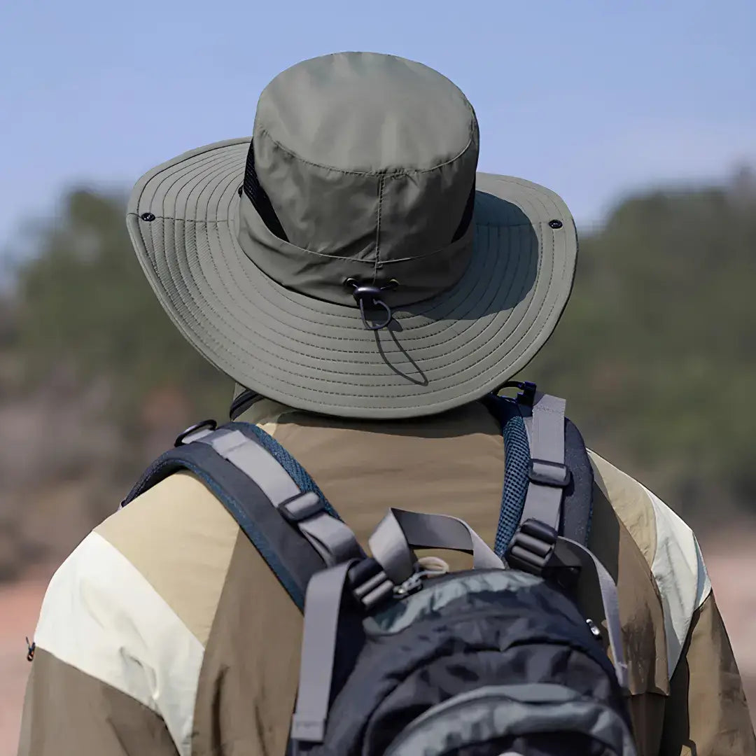 O Chapéu de Pesca Zanter Air Field verde-militar mostrado na parte de trás, com o foco em seu ajuste de cabeça