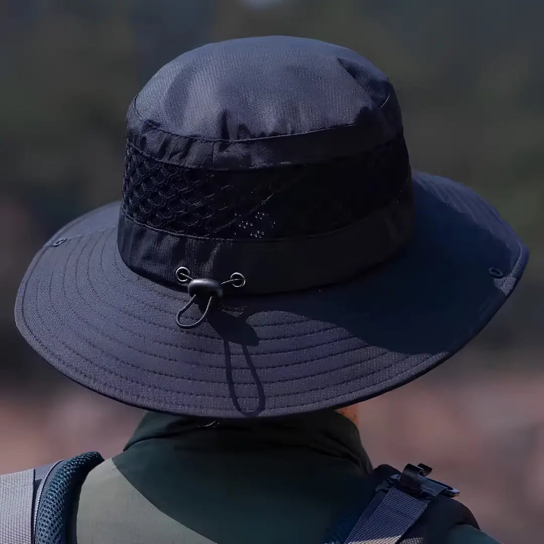 O Chapéu de Pesca Zanter Air Trek na cor preta visto de costas, com destaque para seu ajuste de cabeça e sua tela em mesh