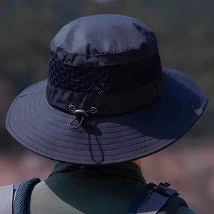 O Chapéu de Pesca Zanter Air Trek na cor preta visto de costas, com destaque para seu ajuste de cabeça e sua tela em mesh
