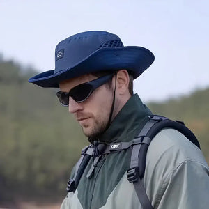 Pescador usando um óculos escuro e com o Chapéu de Pesca Zanter Air Trek azul