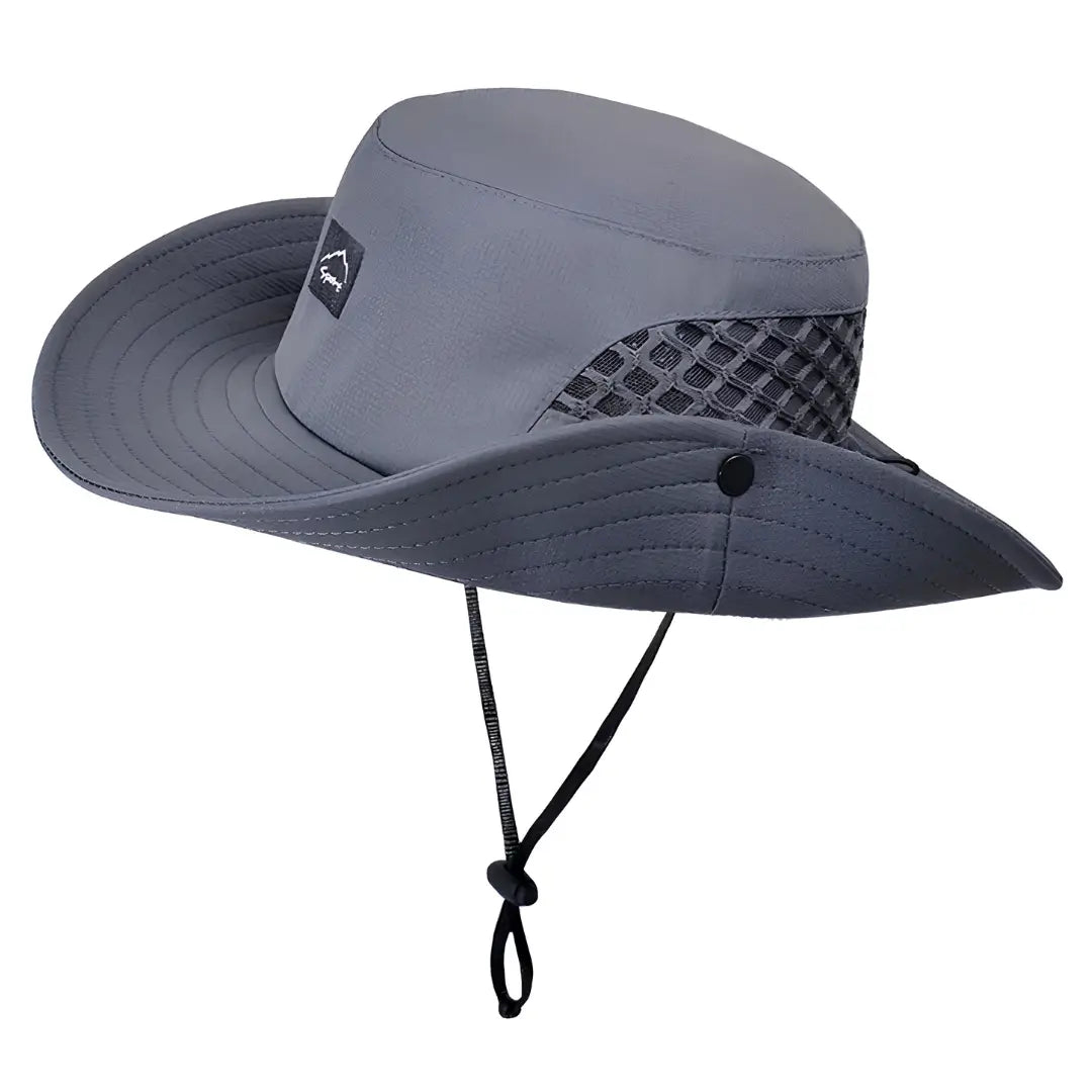 O Chapéu de Pesca Zanter Air Trek na cor cinza escuro em foco no centro, com o fundo branco