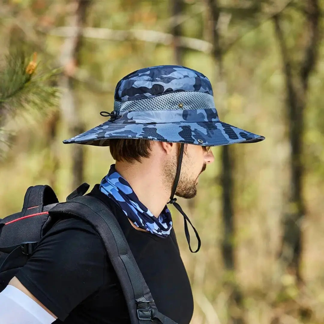 Um pescador de perfil utilizando o Chapéu de Pesca Zanter Camo Tatical
