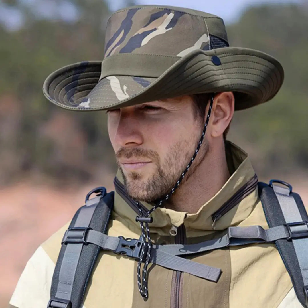 O Chapéu de Pesca Zanter Camo Trek na cor verde militar sendo usando por um homem