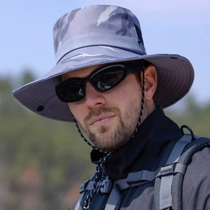 Um pescador visto de frente e usando o Chapéu de Pesca Zanter Camo Trek na cor azul