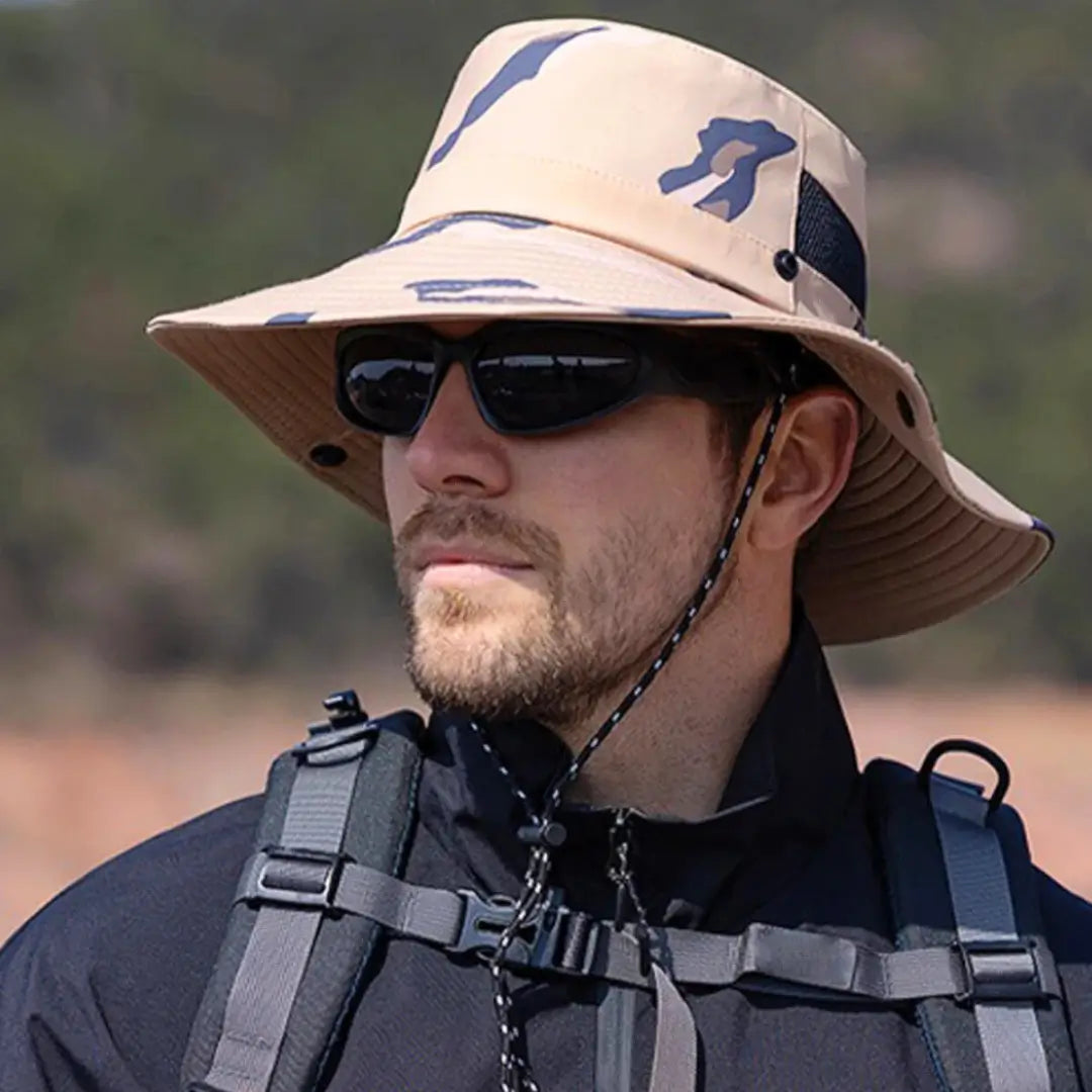 Um homem olhando para o lado, utilizando o Chapéu de Pesca Zanter Camo Trek na cor caqui