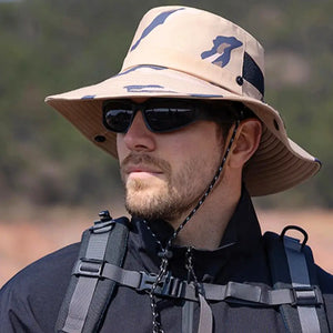 Um homem olhando para o lado, utilizando o Chapéu de Pesca Zanter Camo Trek na cor caqui