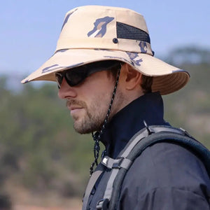 Um pescador visto de perfil usando um óculos de sol preto e o Chapéu de Pesca Zanter Camo Trek na cor caqui