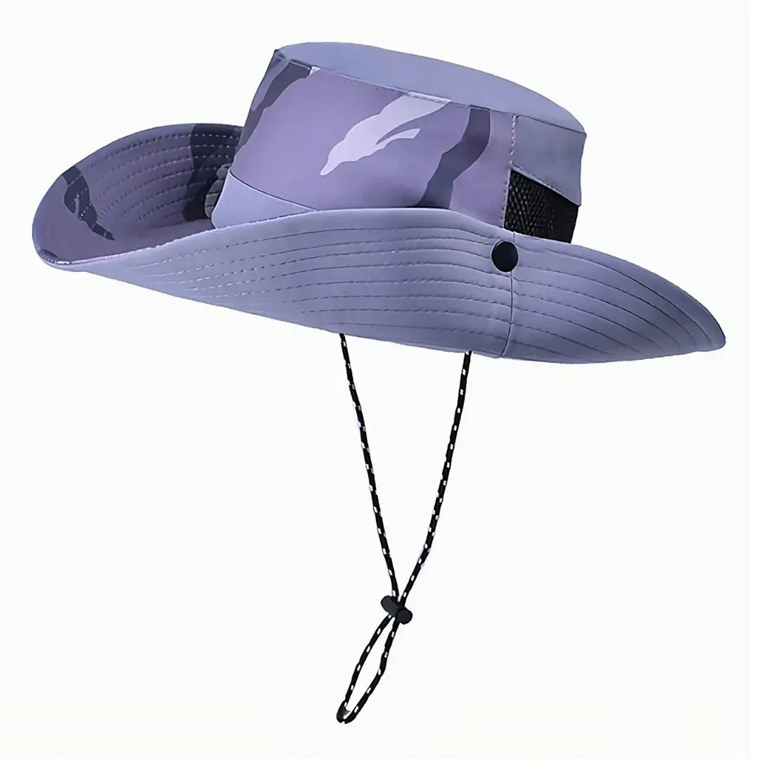 O Chapéu de Pesca Zanter Camo Trek na cor azul em foco, com seu cordão de ajuste em amostra e o fundo branco