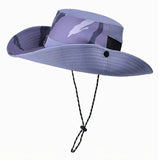 O Chapéu de Pesca Zanter Camo Trek na cor azul em foco, com seu cordão de ajuste em amostra e o fundo branco