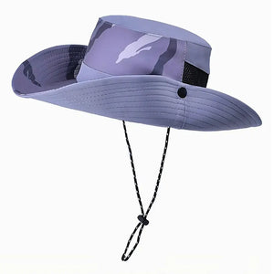 O Chapéu de Pesca Zanter Camo Trek na cor azul em foco, com seu cordão de ajuste em amostra e o fundo branco