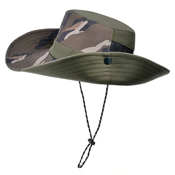 O Chapéu de Pesca Zanter Camo Trek na cor verde militar em foco, com seu cordão de ajuste em amostra e o fundo branco