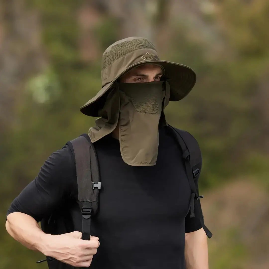 Um homem usando o Chapéu de Pesca Zanter Expedition Pro e sua proteção de rosto, ambos na cor verde