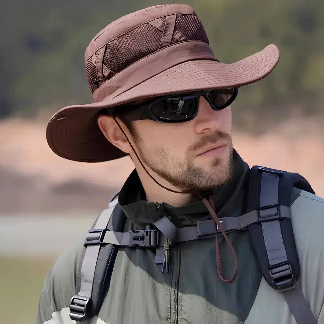 Pescador usando um óculos de sol preto e o Chapéu de Pesca Zanter Hunter na cor café, ele está olhando para o lado