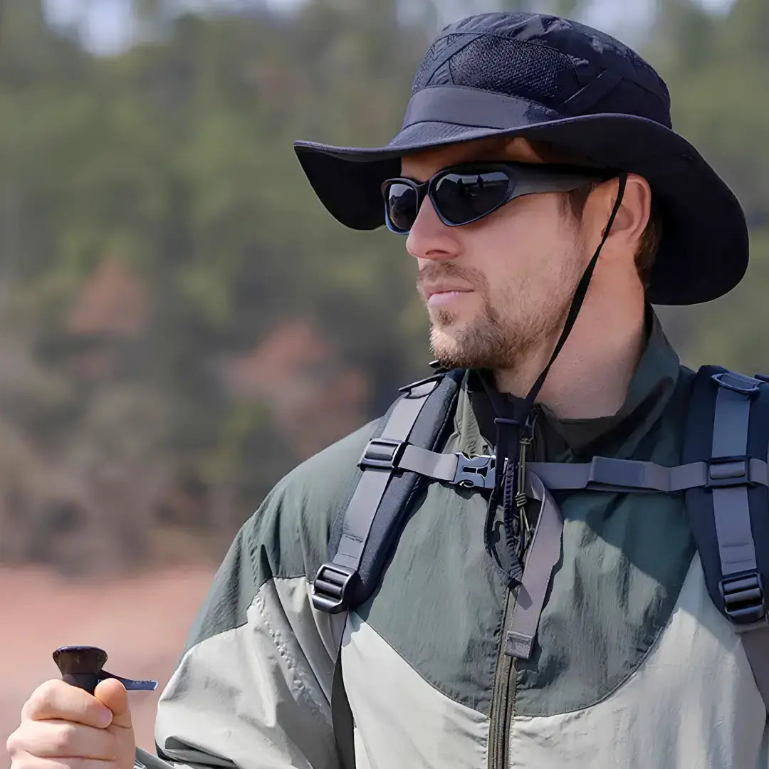 Pescador mostrado de lado, ele está com o Chapéu de Pesca Zanter Hunter na cor preto na cabeça