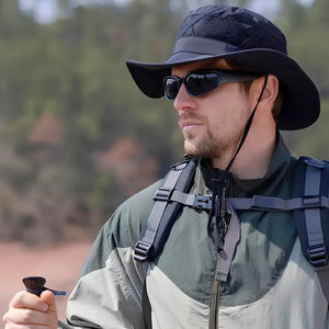 Pescador mostrado de lado, ele está com o Chapéu de Pesca Zanter Hunter na cor preto na cabeça