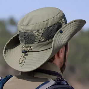 Um pescador mostrado de costas, ele está usando o Chapéu de Pesca Zanter Hunter na cor verde, é possível ver sua tela em mesh e seu ajuste de cabeça