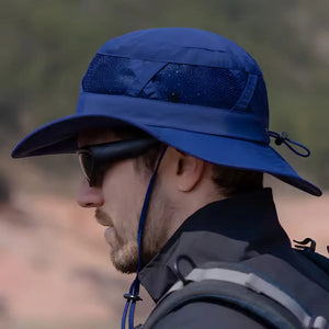 Visão lateral de um pescador usando o Chapéu de Pesca Zanter hunter na cor azul, com seu ajuste de cabeça na parte traseira e seu ajuste de queixo