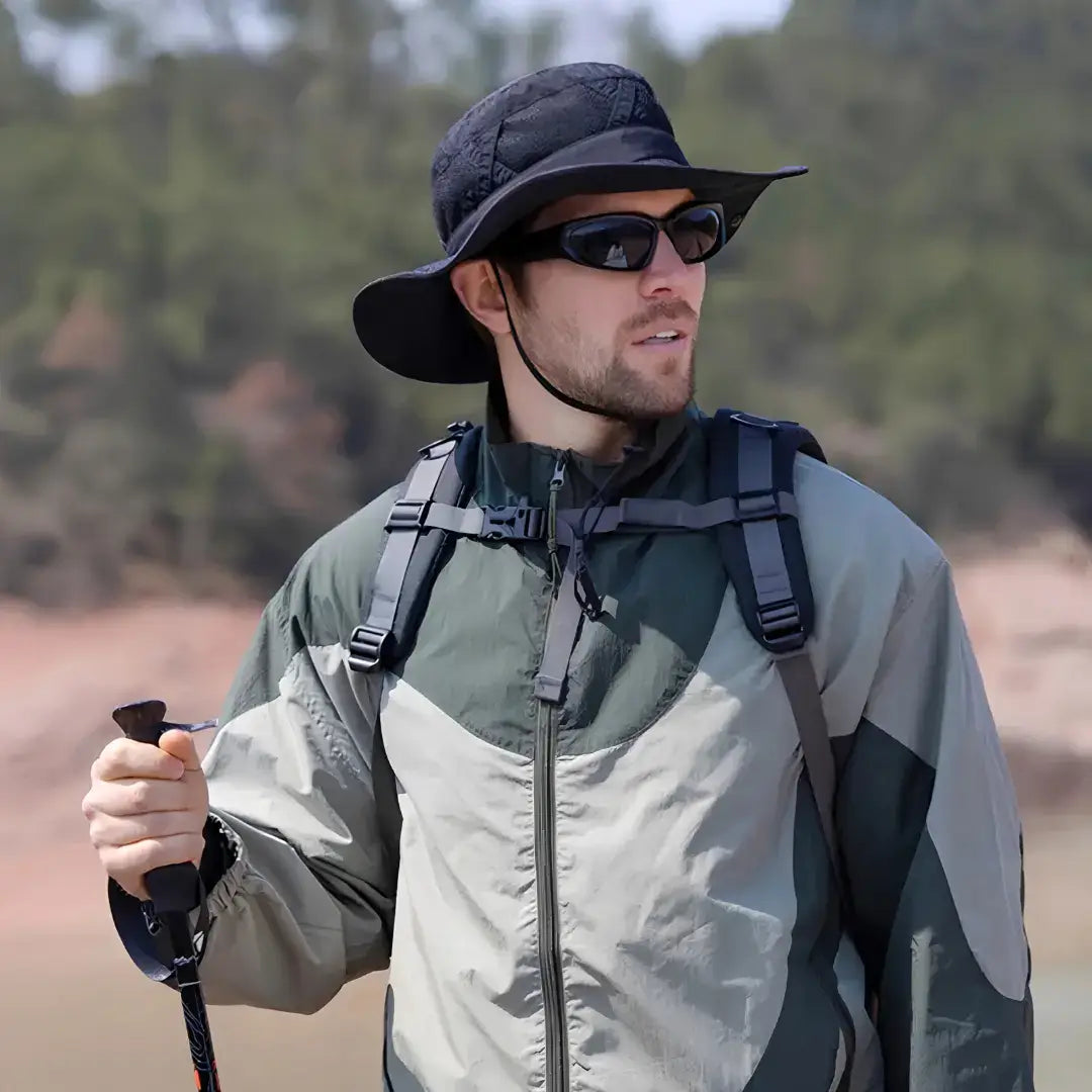 Um homem usando o Chapéu de Pesca Zanter Hunter na cor preta e óculos escuros