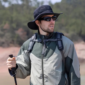 Um homem usando o Chapéu de Pesca Zanter Hunter na cor preta e óculos escuros