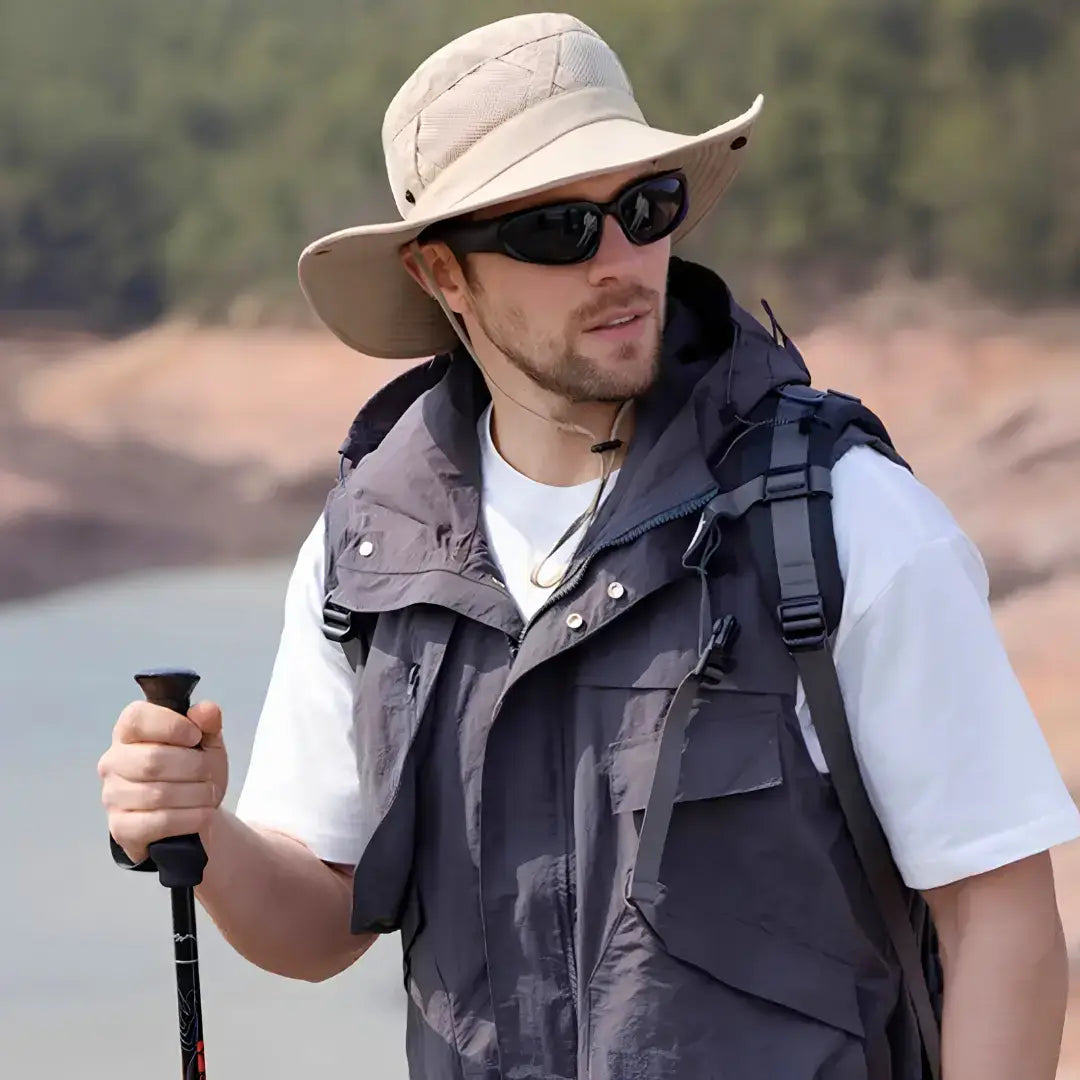O Chapéu de Pesca Zanter Hunter na cor na cor bege sendo usado por um pescador