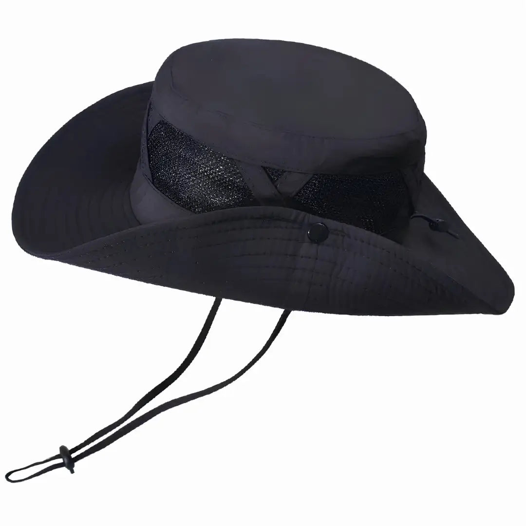 O Chapéu de Pesca Zanter Hunter na cor preta, com o fundo branco