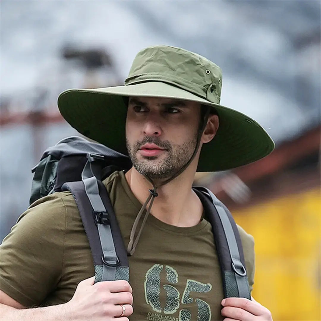 Um aventureiro utilizando o Chapéu de Pesca Zanter Outdoor Pro na cor verde