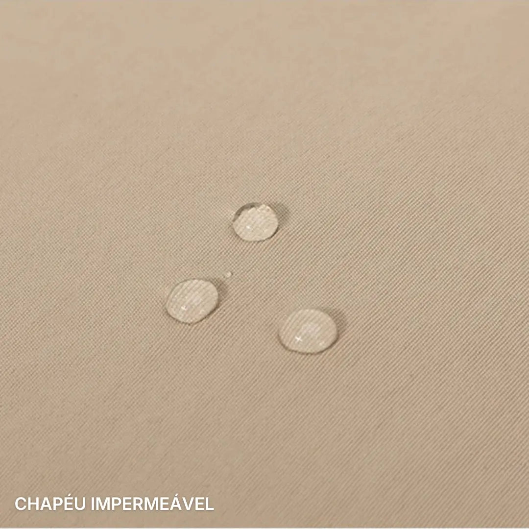 Chapéu de Pesca Zanter Outdoor Pro mostrando que seu tecido é impermeável, com gotas de água em sua superfície 