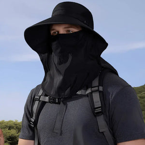 Um pescador usando o Chapéu de Pesca Zanter Ventus na cor preta, sendo exibido de lado