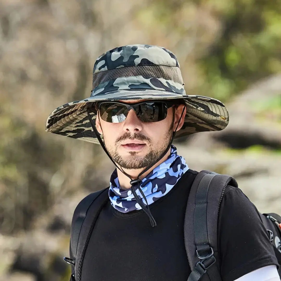 Um homem usando um óculos preto, um pano azul no pescoço e também o Chapéu de Pesca Zanter Camo Tatical