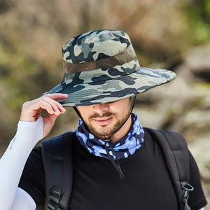 Um pescador vestindo o Chapéu de Pesca Zanter Camo Tatical na cor verde militar, segurando sua aba